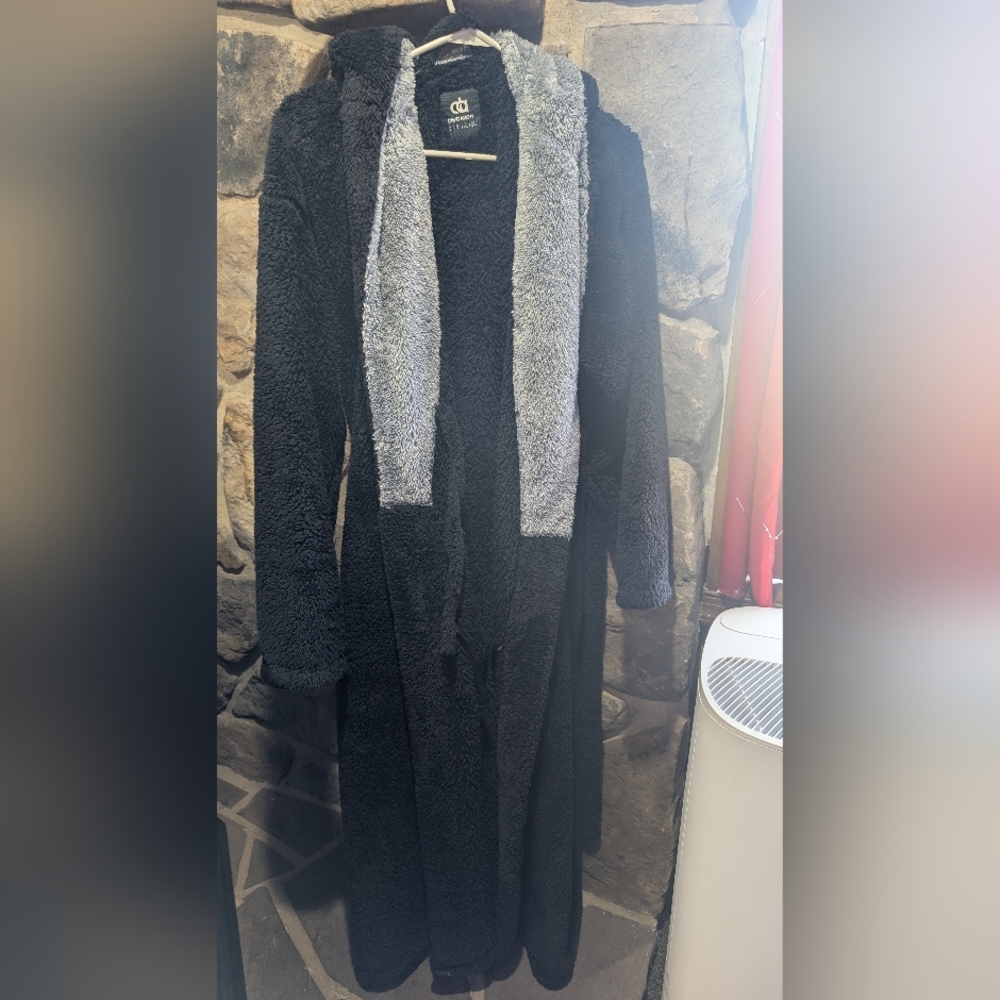 Men's Black Plush Robe with Gray Shawl Collar - Picture 4 of 7